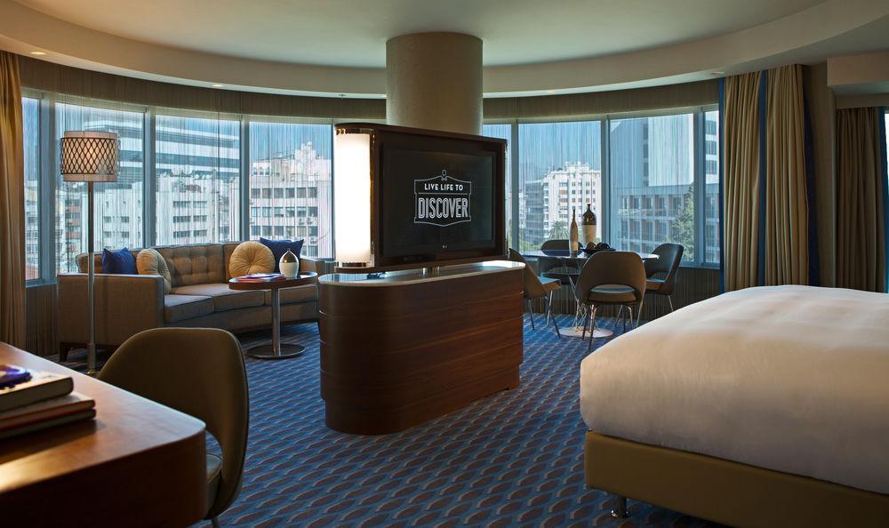 Renaissance Izmir Hotel Экстерьер фото A suite at the Encore