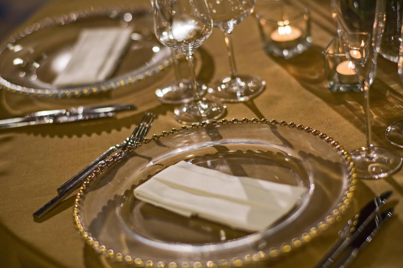 Renaissance Izmir Hotel Экстерьер фото A place setting
