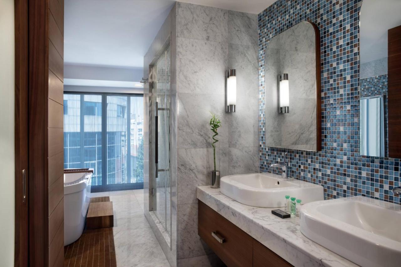Renaissance Izmir Hotel Экстерьер фото Bathroom