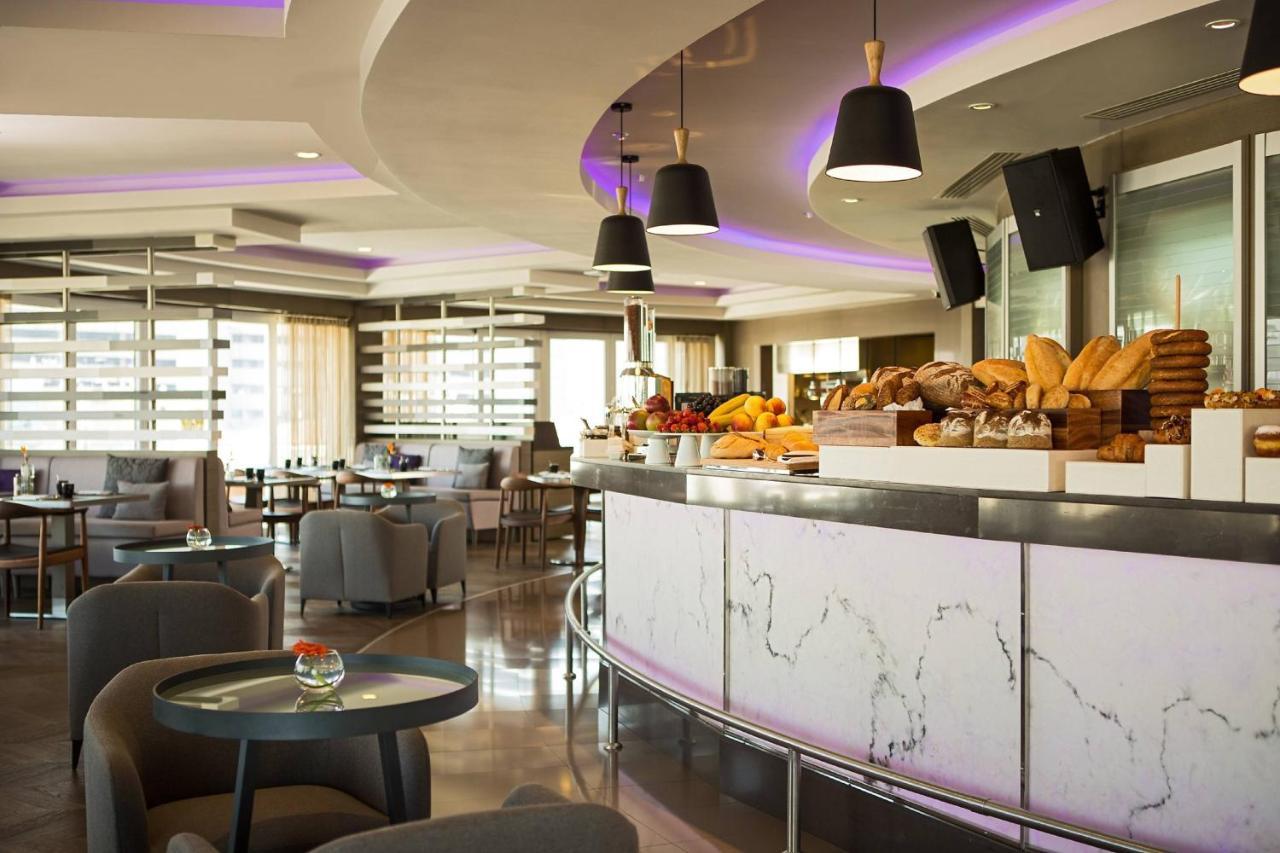 Renaissance Izmir Hotel Экстерьер фото The lounge at the airport
