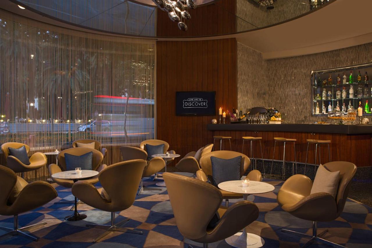 Renaissance Izmir Hotel Экстерьер фото The bar at the London Executive Club