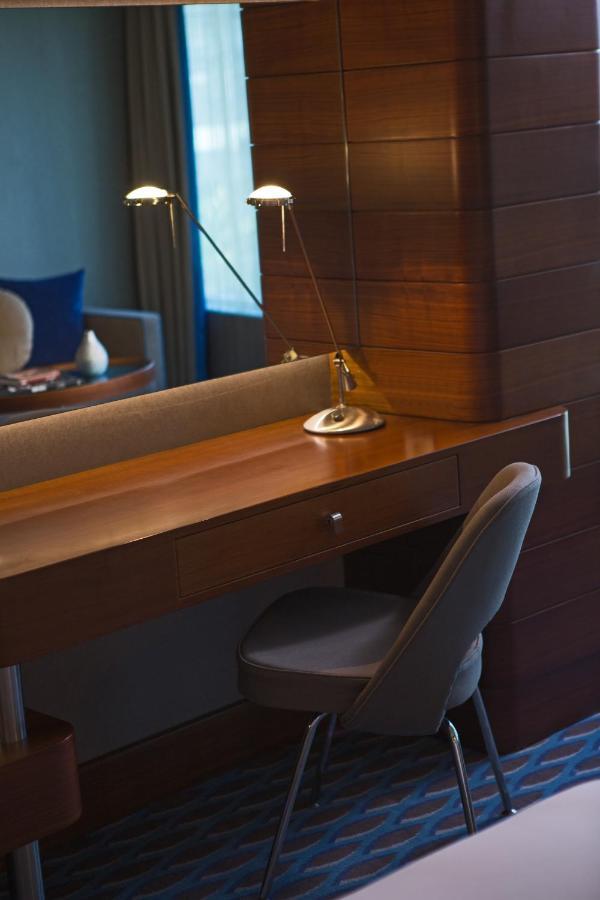 Renaissance Izmir Hotel Экстерьер фото A dressing table
