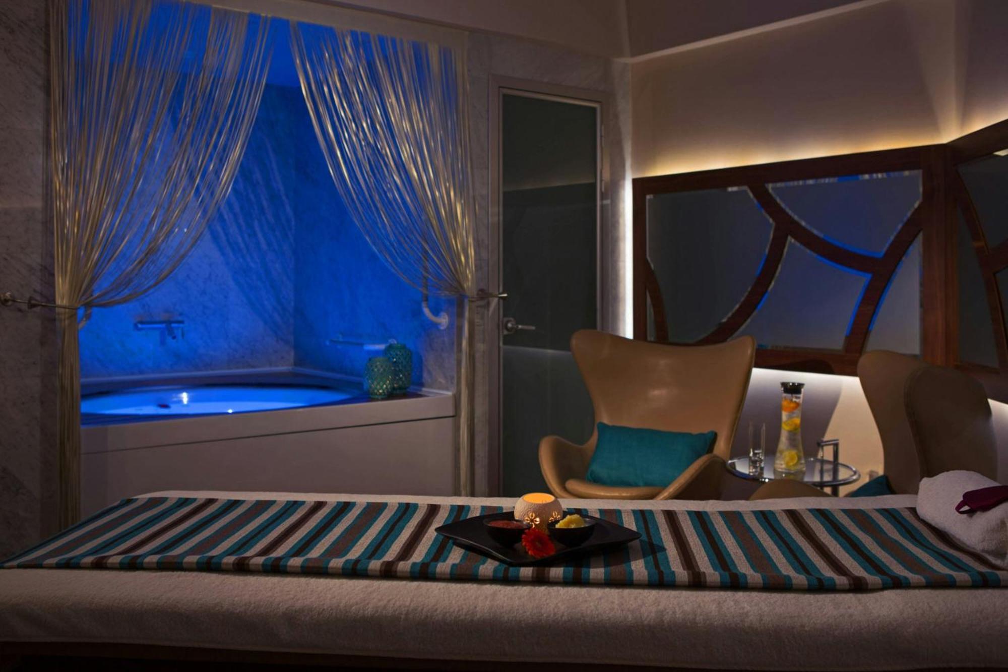 Renaissance Izmir Hotel Экстерьер фото
