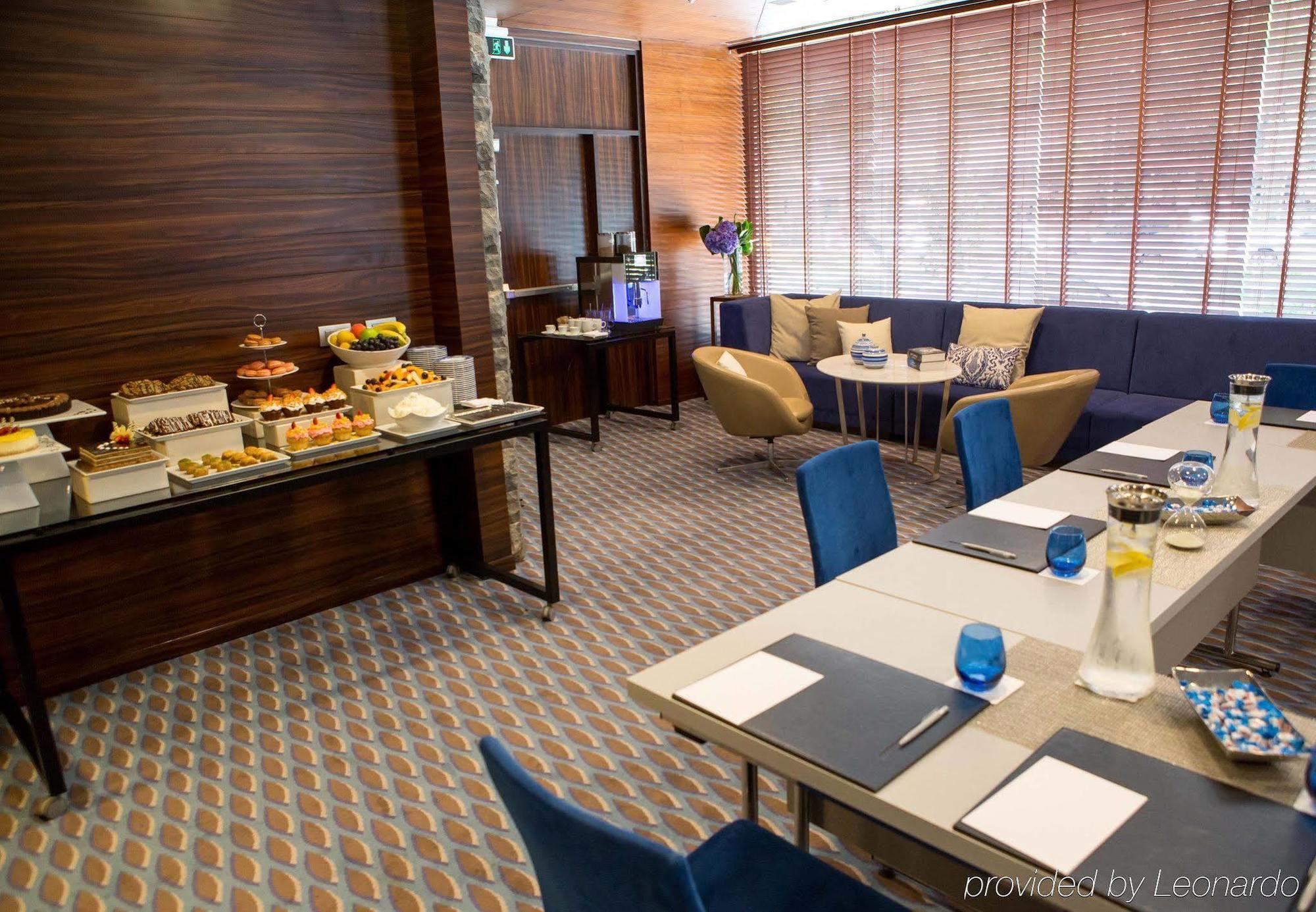 Renaissance Izmir Hotel Экстерьер фото The lounge at the airport