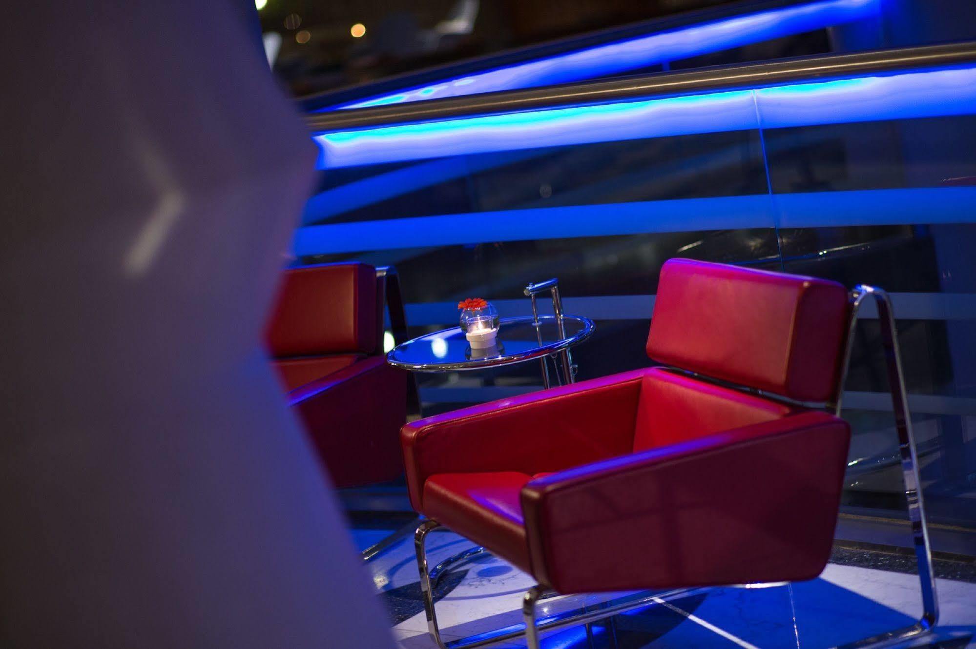 Renaissance Izmir Hotel Экстерьер фото The lounge at the airport
