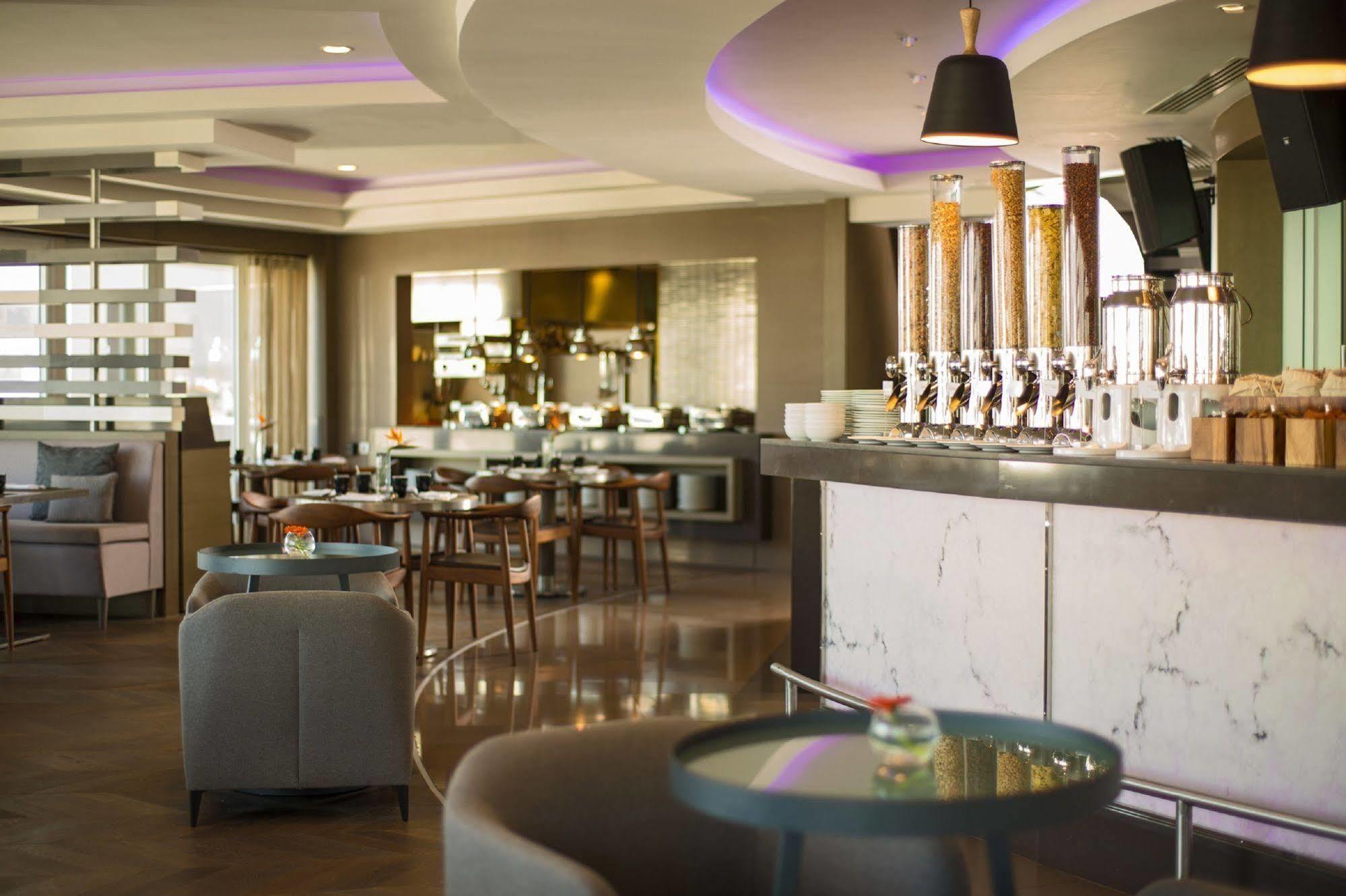 Renaissance Izmir Hotel Экстерьер фото The bar at the 101 bar