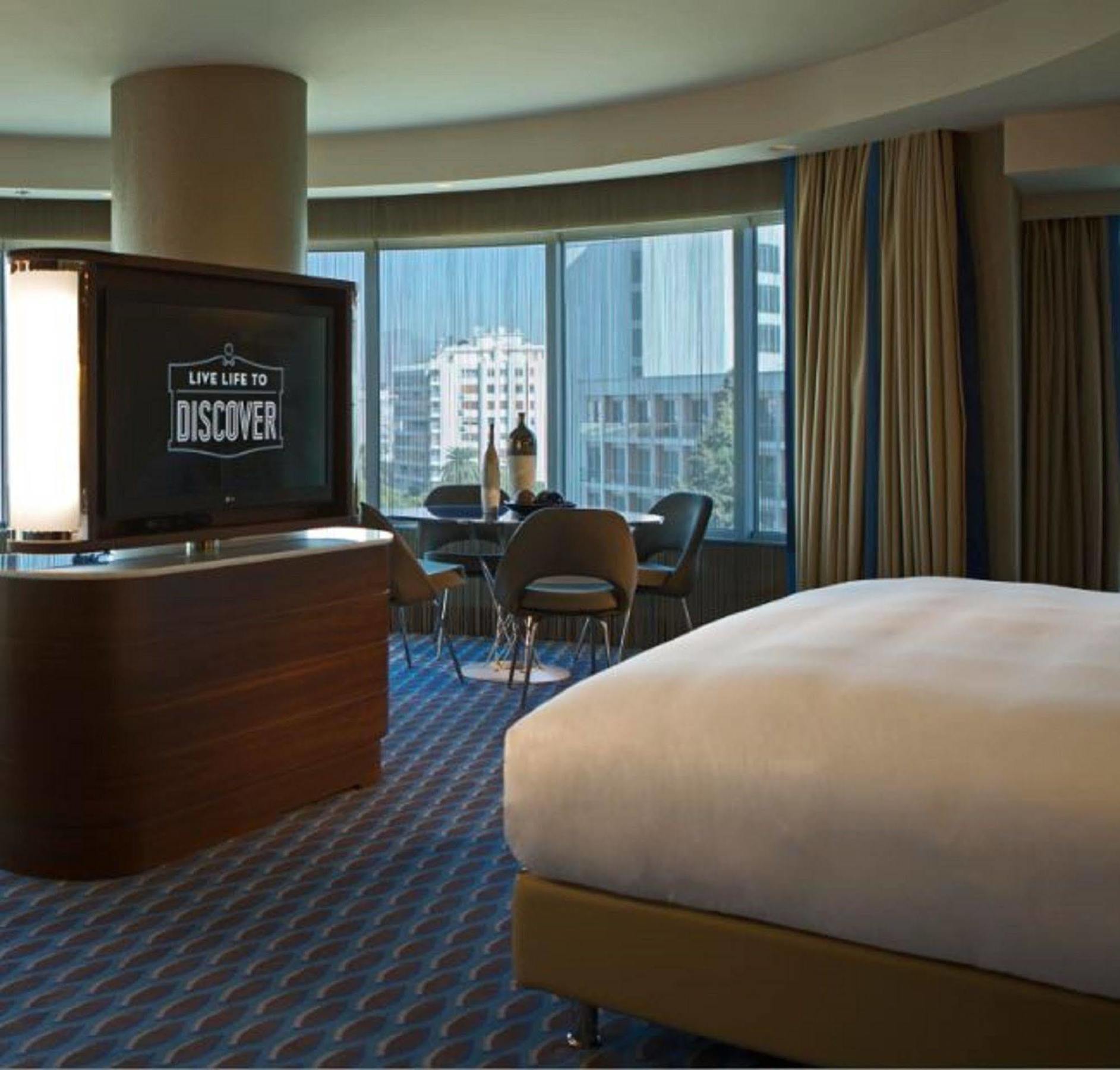 Renaissance Izmir Hotel Экстерьер фото A room at the hotel